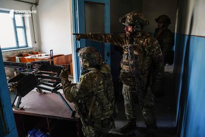 Бійці підрозділу "Хартія" стріляють з кулемету у Бахмуті