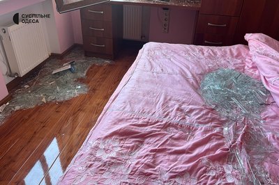 скло від вибитого вибуховою хвилею вікна скло від вибитого вибуховою хвилею вікна