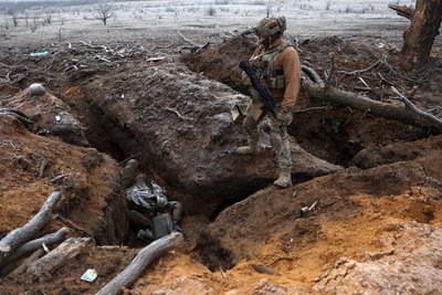 Боєць батальйону К-2 біля російських окопів Боєць батальйону К-2 біля російських окопів