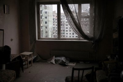 Кімната у квартирі в Бахмуті, зруйнована через постійні бої у місті, Донеччина, 23 квітня 2023 року