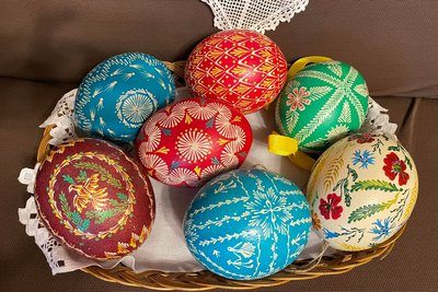 Створює писанки зі страусових яєць: майстриня з Рівненщини розповіла про своє хобі