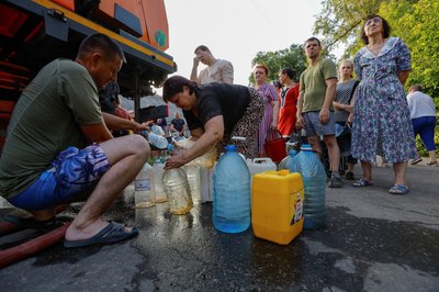 "Цівка пісяє, питної не вистачає". Розповіді з Донецька після обмеження водопостачання "Цівка пісяє, питної не вистачає". Розповіді з Донецька після обмеження водопостачання