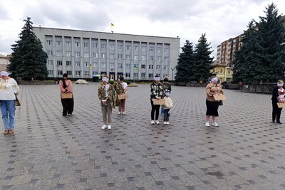 "Не мовчи. Полон вбиває!": у Бердичеві в День Незалежності провели акцію на підтримку полонених захисників України "Не мовчи. Полон вбиває!": у Бердичеві в День Незалежності провели акцію на підтримку полонених захисників України