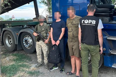 Під причепами вантажівок до Румунії: на Одещині викрили схему вивезення чоловіків за кордон Під причепами вантажівок до Румунії: на Одещині викрили схему вивезення чоловіків за кордон
