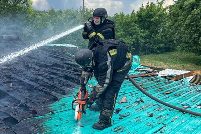 Рятувальник гасить пожежу на складі у Чугуєві після влучання БпЛА, 23 травня 2026 року Рятувальник гасить пожежу на складі у Чугуєві після влучання БпЛА, 23 травня 2026 року