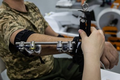 Військовий з пораненнями в руку та хребет в реабілітаційному центрі Військовий з пораненнями в руку та хребет в реабілітаційному центрі