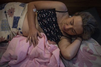Катерина з новонародженою дитиною в пологовому у Запоріжжі Катерина з новонародженою дитиною в пологовому у Запоріжжі