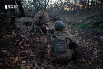 Бійці артилерійського розрахунку ховаються під деревами між пострілами