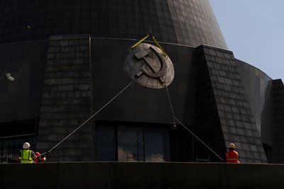 Зі щита монумента Батьківщина-Матір у Києві знімають радянський герб