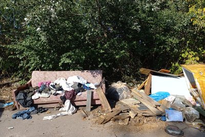 Унітази і потрощена техніка під вікнами жителів Озерного на Житомирщині: чому не вивозять сміття Унітази і потрощена техніка під вікнами жителів Озерного на Житомирщині: чому не вивозять сміття