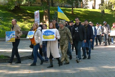 У Франківську переселенці з Маріуполя виступили проти так званого "псевдореферендуму" У Франківську переселенці з Маріуполя виступили проти так званого "псевдореферендуму"