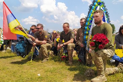"Знищив дев'ятьох російських військових". У Харкові попрощалися із загиблим снайпером "Знищив дев'ятьох російських військових". У Харкові попрощалися із загиблим снайпером