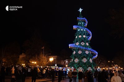 У центрі Одеси відкрили новорічну ялинку
