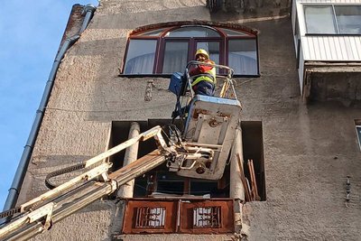 Працівник комунального підприємства закриває вікна у Салтівському районі Харкова, 19 січня 2026 року Працівник комунального підприємства закриває вікна у Салтівському районі Харкова, 19 січня 2026 року