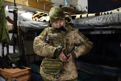 "Я збиваю шахеди, аби вони не долетіли до сім’ї": 22-річна прикордонниця одеського загону збиває дрони РФ на фронті "Я збиваю шахеди, аби вони не долетіли до сім’ї": 22-річна прикордонниця одеського загону збиває дрони РФ на фронті
