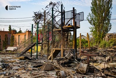 "Побачив ікону, взяв у руки й просто вистрибнув у вікно". Фоторепортаж з обстріляної Затоки на Одещині "Побачив ікону, взяв у руки й просто вистрибнув у вікно". Фоторепортаж з обстріляної Затоки на Одещині