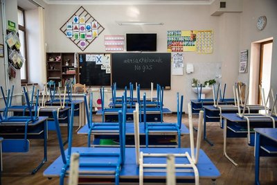Закрита школа в Ханкенді / Степанакерті через відключення світла. Напис на дошці: Арцах без газу Закрита школа в Ханкенді / Степанакерті через відключення світла. Напис на дошці: Арцах без газу