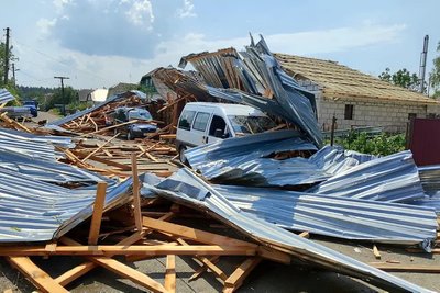 Повалені дерева, пошкоджені паркани, дахи, автівки: Малинщина постраждала від негоди Повалені дерева, пошкоджені паркани, дахи, автівки: Малинщина постраждала від негоди