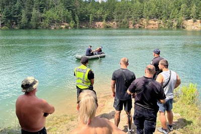 На Житомирщині на території бази відпочинку з водойми дістали тіло чоловіка На Житомирщині на території бази відпочинку з водойми дістали тіло чоловіка