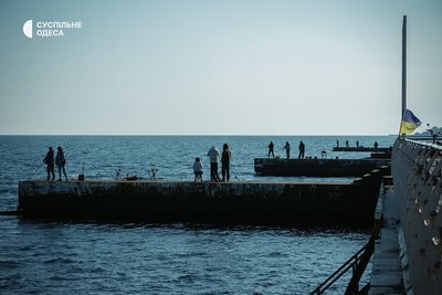 Рибалки біля моря в Одесі. Люди ловлять рибу. Одеса. Осінь в Одесі Рибалки біля моря в Одесі. Люди ловлять рибу. Одеса. Осінь в Одесі