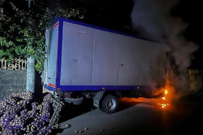 Вантажівка, яка була пошкоджена через удар дрона по ринку в Дергачах