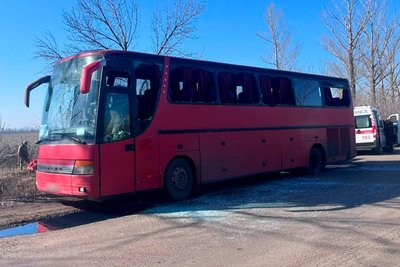 Пошкоджений автобус внаслідок удару по ньому на дорозі поблизу Нової Олександрівки Куп'янського району, 13 березня 2026 року Пошкоджений автобус внаслідок удару по ньому на дорозі поблизу Нової Олександрівки Куп'янського району, 13 березня 2026 року