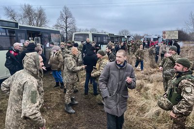 Напередодні нового року Україна звільнила з російського полону 140 людей – 132 чоловіків та 8 жінок, 22 офіцерів та 118 сержантів та солдатів, 31 грудня 2022 року. Напередодні нового року Україна звільнила з російського полону 140 людей – 132 чоловіків та 8 жінок, 22 офіцерів та 118 сержантів та солдатів, 31 грудня 2022 року.