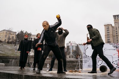 У Києві організували перформанс, присвячений 10-м роковинам російсько-української війни У Києві організували перформанс, присвячений 10-м роковинам російсько-української війни