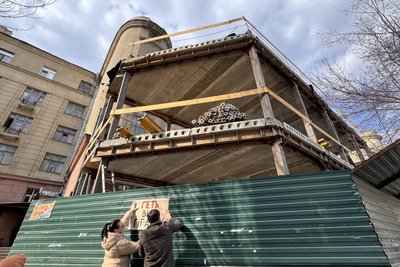 Протестувальники клеять плакат на паркан, яким загороджено незаконне будівництво кафе, Харків, 23 березня 2025 року Протестувальники клеять плакат на паркан, яким загороджено незаконне будівництво кафе, Харків, 23 березня 2025 року