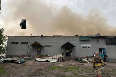Рятувальники гасять пожежу в пошкодженому ударом храмі у Балаклії, Харківська область, 23 травня 2026 року Рятувальники гасять пожежу в пошкодженому ударом храмі у Балаклії, Харківська область, 23 травня 2026 року