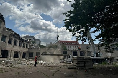 У Житомирі почали демонтувати розбомблену армією РФ будівлю ліцею №25