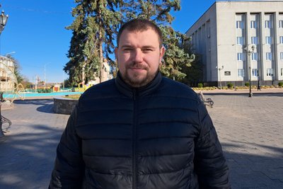 Лелека гуляв у центрі міста: Бердичівський міський голова допоміг спіймати птаха Лелека гуляв у центрі міста: Бердичівський міський голова допоміг спіймати птаха