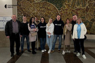 "Навчилася кричати мовчки": на одеському вокзалі презентували книгу з історіями залізничників про евакуацію "Навчилася кричати мовчки": на одеському вокзалі презентували книгу з історіями залізничників про евакуацію