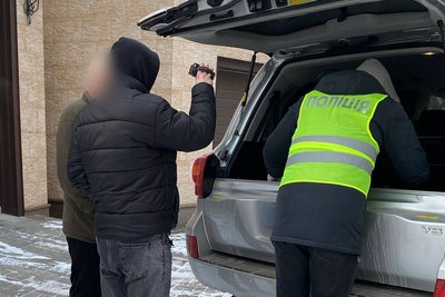 У Житомирі судитимуть 3 чоловіків, яких обвинувачують викраденні людини, розбоях та пограбуваннях магазинів У Житомирі судитимуть 3 чоловіків, яких обвинувачують викраденні людини, розбоях та пограбуваннях магазинів