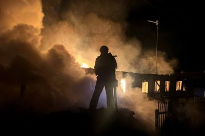 Рятувальник гасить пожежу, що зайнялася в триквартирному будинку у Великому Бурлуку після влучання безпілотника, Харківська область, 20 квітня 2026 року Рятувальник гасить пожежу, що зайнялася в триквартирному будинку у Великому Бурлуку після влучання безпілотника, Харківська область, 20 квітня 2026 року