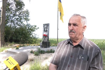 Жителі села на Житомирщині розповіли, як встановлювали пам'ятник полеглому асу Степану Тарабалці Жителі села на Житомирщині розповіли, як встановлювали пам'ятник полеглому асу Степану Тарабалці