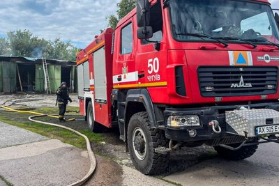 Автомобіль ДСНС біля місця влучання безпілотника РФ у Чугуєві, 2 червня 2026 року