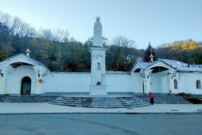 Посічена Лавра, розбиті будинки, згоріла техніка. Святоргірськ через місяць після звільнення — фото Посічена Лавра, розбиті будинки, згоріла техніка. Святоргірськ через місяць після звільнення — фото