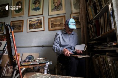Художник Василь Боженко у своїй студії з Зимовнику поблизу Херсона Художник Василь Боженко у своїй студії з Зимовнику поблизу Херсона