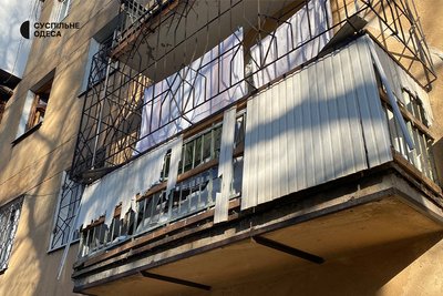 Понівечені авто, вибиті вікна та пошкоджені балкони: фото наслідків атаки РФ на Приморський район Одеси Понівечені авто, вибиті вікна та пошкоджені балкони: фото наслідків атаки РФ на Приморський район Одеси