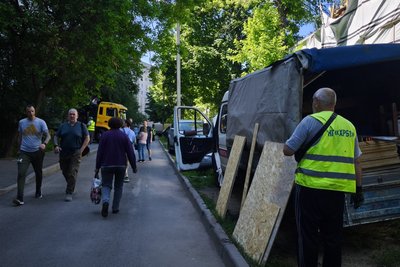 Комунальники допомагають усувати наслідки російської атаки у Шевченківському районі Харкова, 6 липня 2025 року Комунальники допомагають усувати наслідки російської атаки у Шевченківському районі Харкова, 6 липня 2025 року