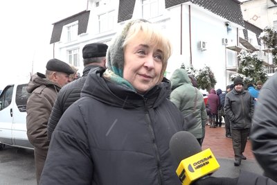 На Житомирщині під час мітингу гендиректора лікарні кинули у сміттєвий бак На Житомирщині під час мітингу гендиректора лікарні кинули у сміттєвий бак