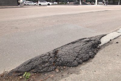 "Напливи" на дорогах у Житомирі: водії та пішоходи скаржаться — як реагують комунальники "Напливи" на дорогах у Житомирі: водії та пішоходи скаржаться — як реагують комунальники