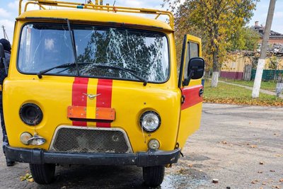 Автівка газовиків, яка була пошкоджена внаслідок удару російського дрона Автівка газовиків, яка була пошкоджена внаслідок удару російського дрона