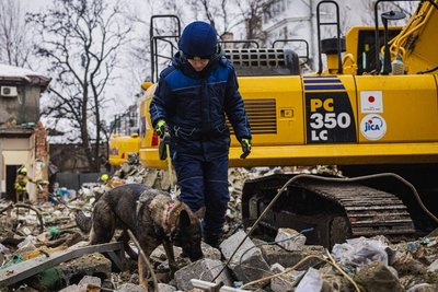 Кінолог з собакою працюють на місці вибухів у центрі Харкова, які сталися 2 січня Кінолог з собакою працюють на місці вибухів у центрі Харкова, які сталися 2 січня