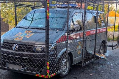 Автівка рятувальників, яку атакувала РФ на Харківщині 10 жовтня 2026 року Автівка рятувальників, яку атакувала РФ на Харківщині 10 жовтня 2026 року