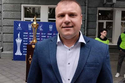 У Житомир привезли Кубок України з футболу — трофей встановили в центрі міста У Житомир привезли Кубок України з футболу — трофей встановили в центрі міста