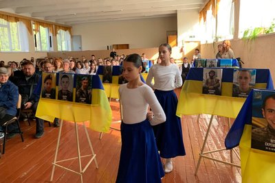 Загинули за Україну: у Житомирі відкрили меморіальний куточок на честь 16 колишніх учнів Загинули за Україну: у Житомирі відкрили меморіальний куточок на честь 16 колишніх учнів
