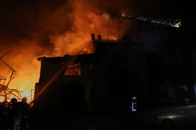 рятувальники гасять пожежу у харкові рятувальники гасять пожежу у харкові