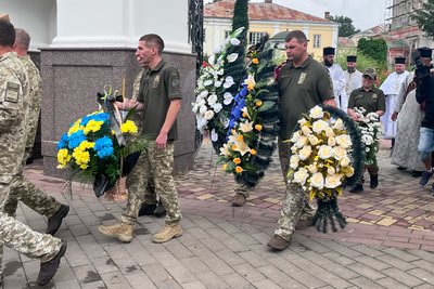 Прощання з 22-річним бійцем Андрієм Лютим у Луцьку Прощання з 22-річним бійцем Андрієм Лютим у Луцьку